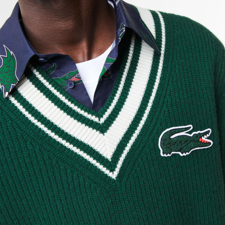 Pull homme Lacoste Holiday avec col en V rayé et badge BD